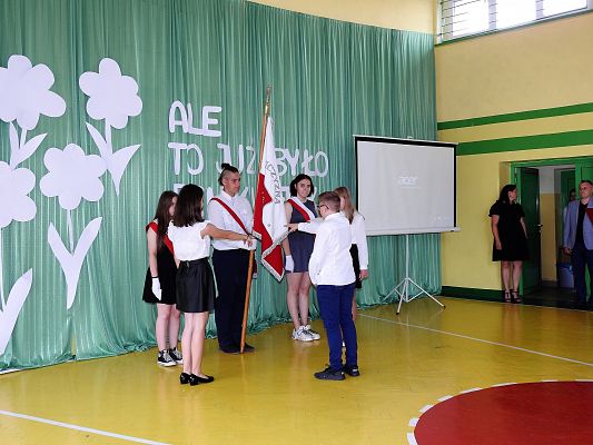 Grafika 26: Uroczysty Apel z okazji pożegnania VIII-mej klasy 2020/2021