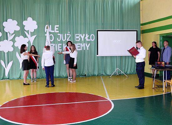 Grafika 27: Uroczysty Apel z okazji pożegnania VIII-mej klasy 2020/2021