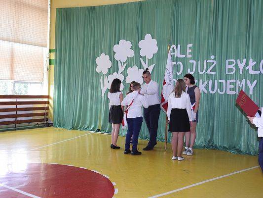 Grafika 28: Uroczysty Apel z okazji pożegnania VIII-mej klasy 2020/2021