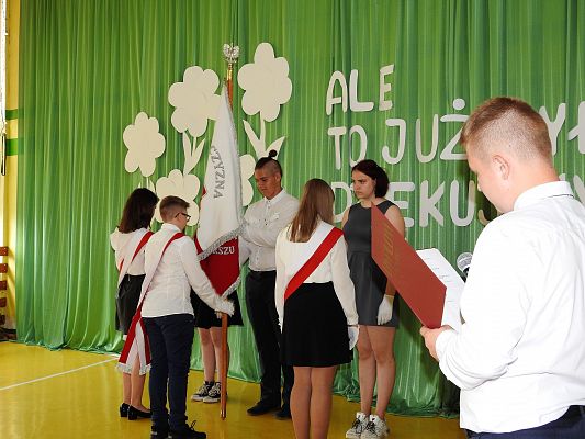 Grafika 32: Uroczysty Apel z okazji pożegnania VIII-mej klasy 2020/2021