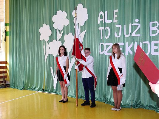 Grafika 33: Uroczysty Apel z okazji pożegnania VIII-mej klasy 2020/2021