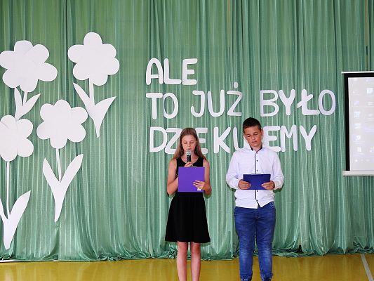 Grafika 37: Uroczysty Apel z okazji pożegnania VIII-mej klasy 2020/2021