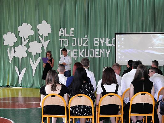 Grafika 39: Uroczysty Apel z okazji pożegnania VIII-mej klasy 2020/2021