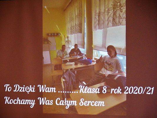 Grafika 75: Uroczysty Apel z okazji pożegnania VIII-mej klasy 2020/2021