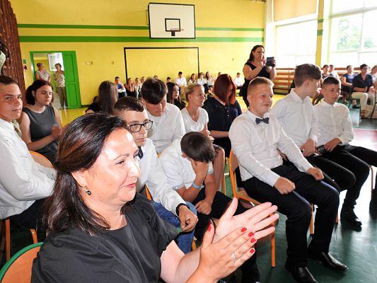 Grafika 82: Uroczysty Apel z okazji pożegnania VIII-mej klasy 2020/2021