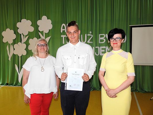 Grafika 99: Uroczysty Apel z okazji pożegnania VIII-mej klasy 2020/2021