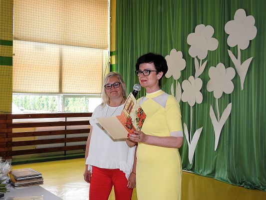 Grafika 110: Uroczysty Apel z okazji pożegnania VIII-mej klasy 2020/2021