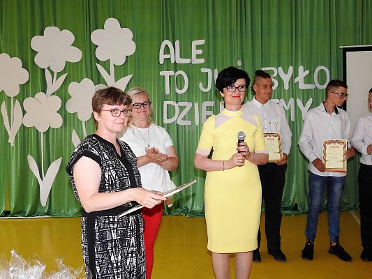 Grafika 114: Uroczysty Apel z okazji pożegnania VIII-mej klasy 2020/2021