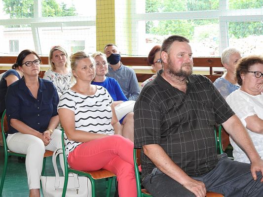 Grafika 130: Uroczysty Apel z okazji pożegnania VIII-mej klasy 2020/2021