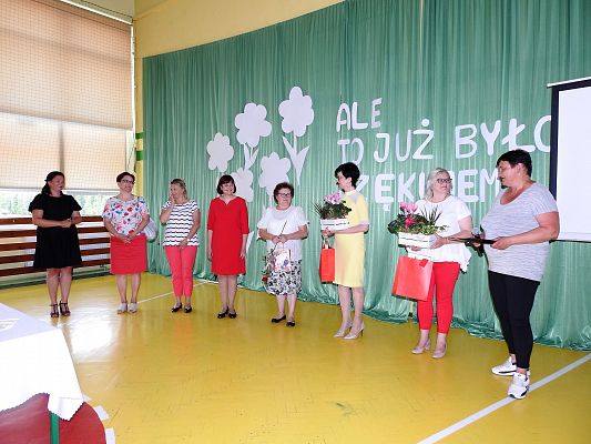 Grafika 135: Uroczysty Apel z okazji pożegnania VIII-mej klasy 2020/2021