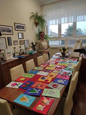 Kartki Świąteczne, które zostaną przekazane osobom samotnym - wykonane przez Panią Karolinę Naczk z pomocą swoich dzieci