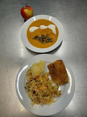 Zupa krem z dyni oraz ryba z pieca z ziemniakami i surówką z kiszonej kapusty.