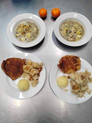 Zupa szczawiowa z jajkiem oraz kotlet schabowy z ziemniakami i kalafiorem w bułce tartej