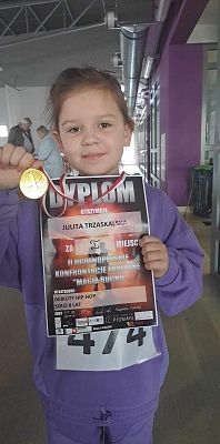 Julita z dyplomem i medalem