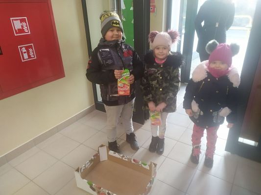  Grafika #4: Finał zbiórki owoców i soków.