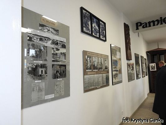  Grafika #1: Zakończenie uroczystości wizytą w Izbie Pamięci Ofiar Marszu Śmierci KL Stutthof