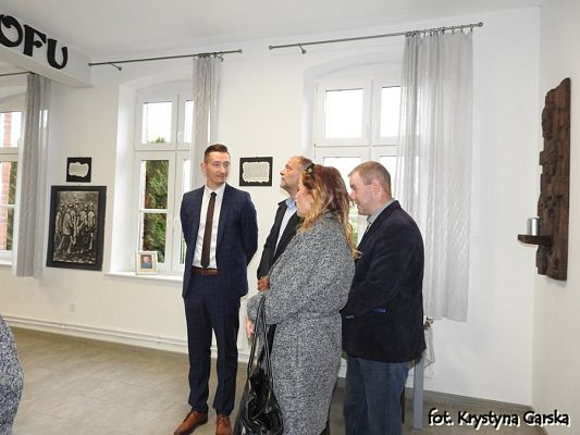  Grafika #3: Zakończenie uroczystości wizytą w Izbie Pamięci Ofiar Marszu Śmierci KL Stutthof