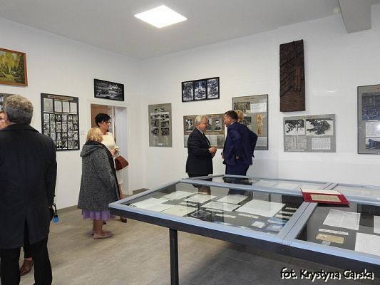  Grafika #8: Zakończenie uroczystości wizytą w Izbie Pamięci Ofiar Marszu Śmierci KL Stutthof