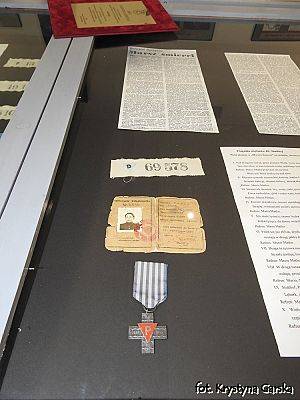  Grafika #11: Zakończenie uroczystości wizytą w Izbie Pamięci Ofiar Marszu Śmierci KL Stutthof