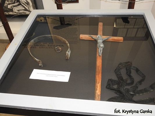  Grafika #14: Zakończenie uroczystości wizytą w Izbie Pamięci Ofiar Marszu Śmierci KL Stutthof