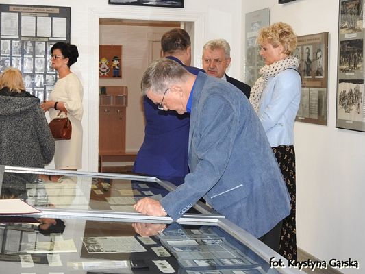  Grafika #16: Zakończenie uroczystości wizytą w Izbie Pamięci Ofiar Marszu Śmierci KL Stutthof