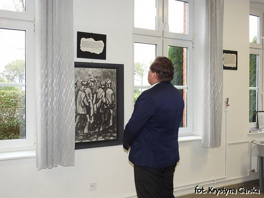  Grafika #18: Zakończenie uroczystości wizytą w Izbie Pamięci Ofiar Marszu Śmierci KL Stutthof