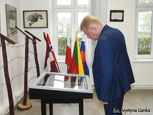  Grafika #25: Zakończenie uroczystości wizytą w Izbie Pamięci Ofiar Marszu Śmierci KL Stutthof