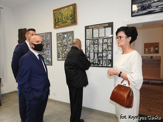  Grafika #40: Zakończenie uroczystości wizytą w Izbie Pamięci Ofiar Marszu Śmierci KL Stutthof