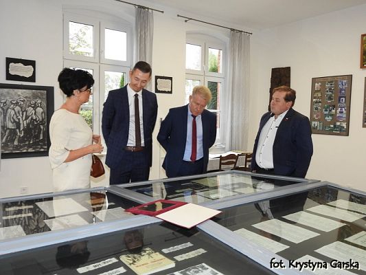  Grafika #51: Zakończenie uroczystości wizytą w Izbie Pamięci Ofiar Marszu Śmierci KL Stutthof