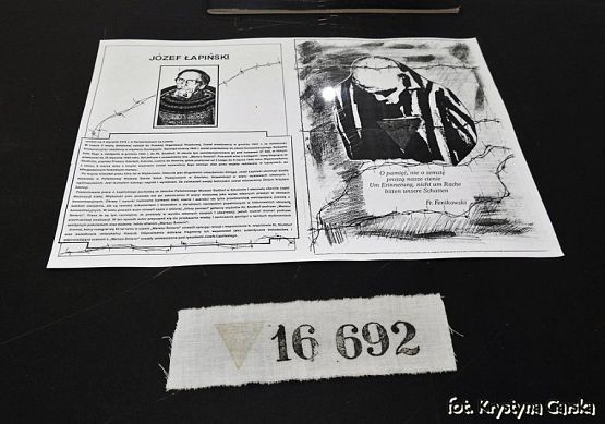  Grafika #53: Zakończenie uroczystości wizytą w Izbie Pamięci Ofiar Marszu Śmierci KL Stutthof