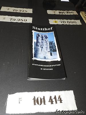  Grafika #54: Zakończenie uroczystości wizytą w Izbie Pamięci Ofiar Marszu Śmierci KL Stutthof