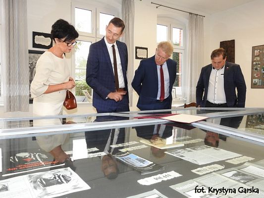  Grafika #55: Zakończenie uroczystości wizytą w Izbie Pamięci Ofiar Marszu Śmierci KL Stutthof