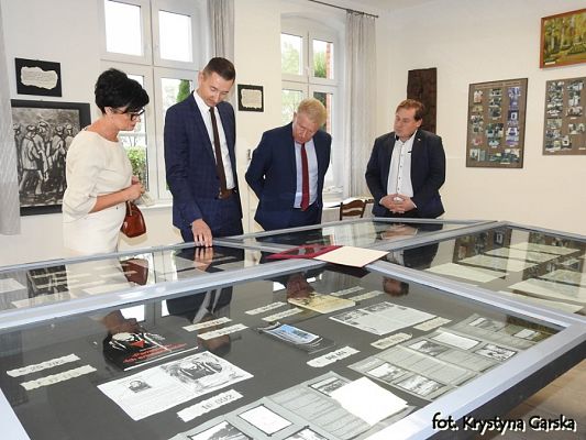  Grafika #57: Zakończenie uroczystości wizytą w Izbie Pamięci Ofiar Marszu Śmierci KL Stutthof