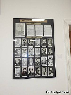  Grafika #61: Zakończenie uroczystości wizytą w Izbie Pamięci Ofiar Marszu Śmierci KL Stutthof