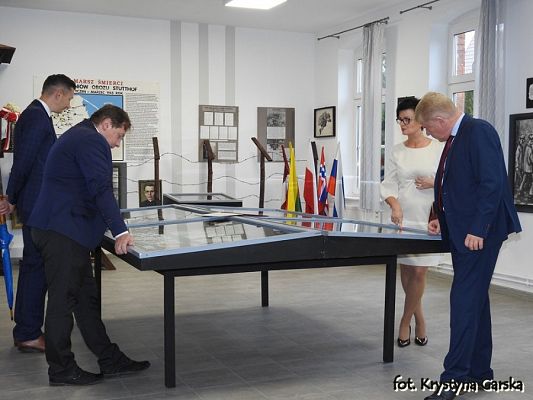  Grafika #64: Zakończenie uroczystości wizytą w Izbie Pamięci Ofiar Marszu Śmierci KL Stutthof