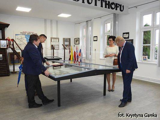  Grafika #65: Zakończenie uroczystości wizytą w Izbie Pamięci Ofiar Marszu Śmierci KL Stutthof