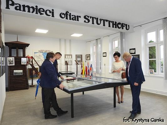  Grafika #0: Zakończenie uroczystości wizytą w Izbie Pamięci Ofiar Marszu Śmierci KL Stutthof