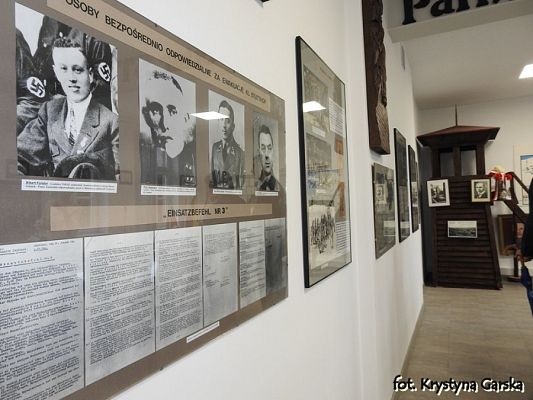  Grafika #66: Zakończenie uroczystości wizytą w Izbie Pamięci Ofiar Marszu Śmierci KL Stutthof