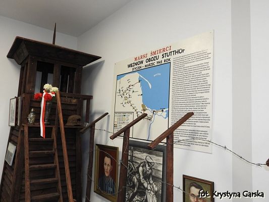  Grafika #74: Zakończenie uroczystości wizytą w Izbie Pamięci Ofiar Marszu Śmierci KL Stutthof