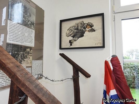  Grafika #75: Zakończenie uroczystości wizytą w Izbie Pamięci Ofiar Marszu Śmierci KL Stutthof