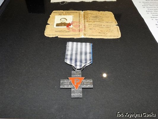  Grafika #78: Zakończenie uroczystości wizytą w Izbie Pamięci Ofiar Marszu Śmierci KL Stutthof