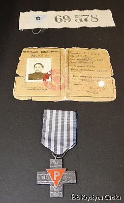  Grafika #79: Zakończenie uroczystości wizytą w Izbie Pamięci Ofiar Marszu Śmierci KL Stutthof