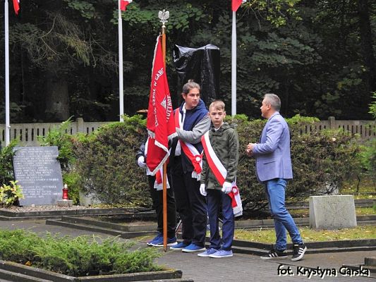  Grafika #1: Uroczystość ku czci Ofiar Marszu Śmierci KL Stutthof w Krępie Kaszubskiej dnia 27 września 2020