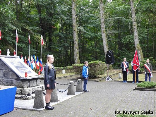  Grafika #3: Uroczystość ku czci Ofiar Marszu Śmierci KL Stutthof w Krępie Kaszubskiej dnia 27 września 2020