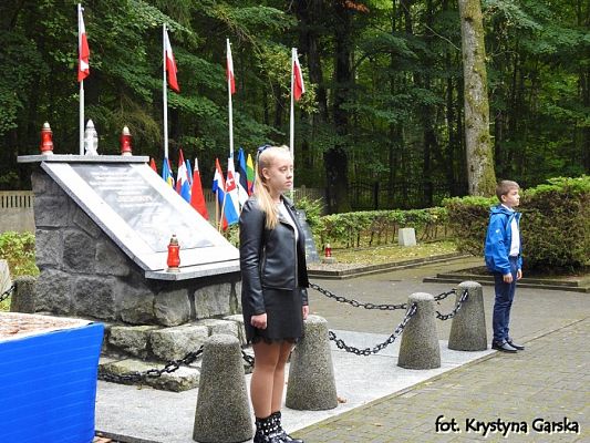 Grafika #5: Uroczystość ku czci Ofiar Marszu Śmierci KL Stutthof w Krępie Kaszubskiej dnia 27 września 2020