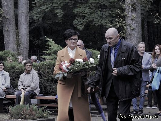  Grafika #4: Uroczystość ku czci Ofiar Marszu Śmierci KL Stutthof w Krępie Kaszubskiej dnia 27 września 2020