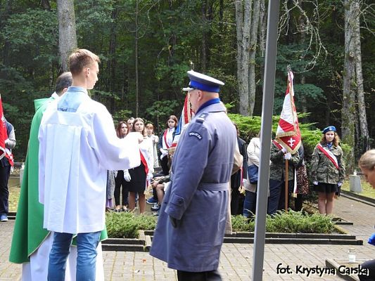  Grafika #100: Uroczystość ku czci Ofiar Marszu Śmierci KL Stutthof w Krępie Kaszubskiej dnia 27 września 2020