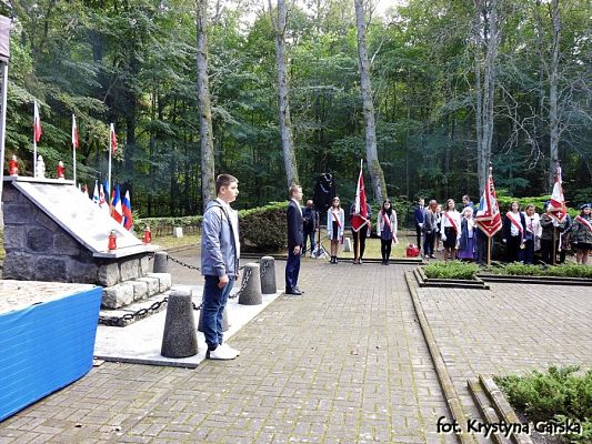  Grafika #104: Uroczystość ku czci Ofiar Marszu Śmierci KL Stutthof w Krępie Kaszubskiej dnia 27 września 2020