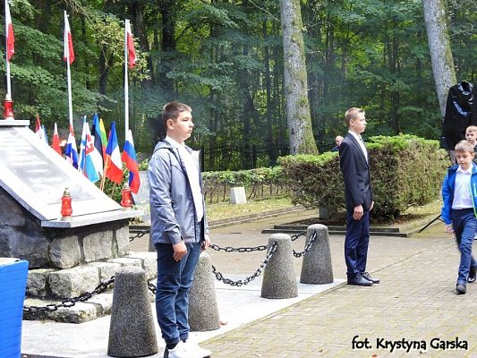  Grafika #108: Uroczystość ku czci Ofiar Marszu Śmierci KL Stutthof w Krępie Kaszubskiej dnia 27 września 2020