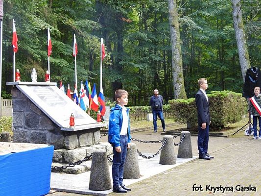  Grafika #109: Uroczystość ku czci Ofiar Marszu Śmierci KL Stutthof w Krępie Kaszubskiej dnia 27 września 2020